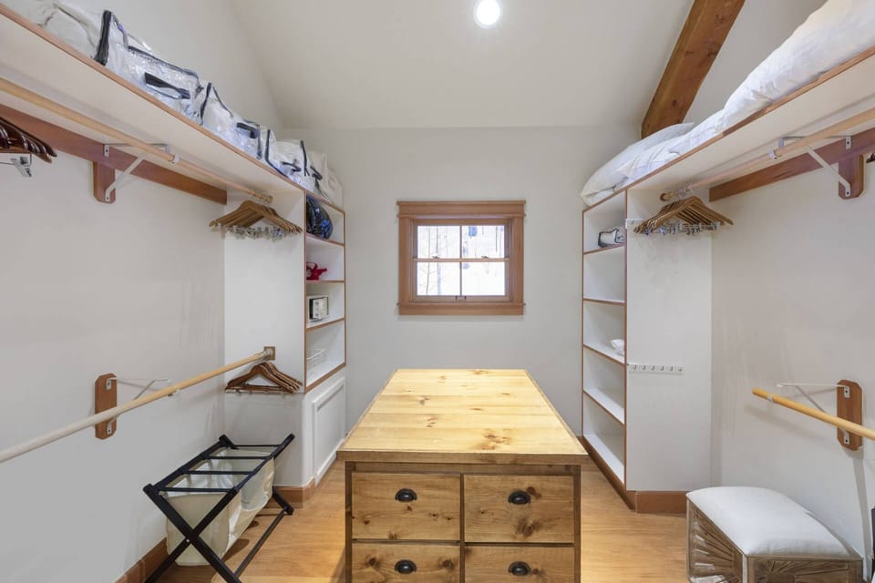Primary Suite  Closet