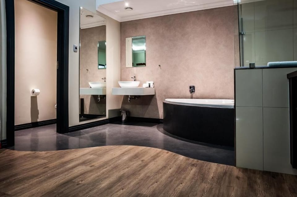 Executive Double Room | Bathroom | Shower, free toiletries, hair dryer, towels