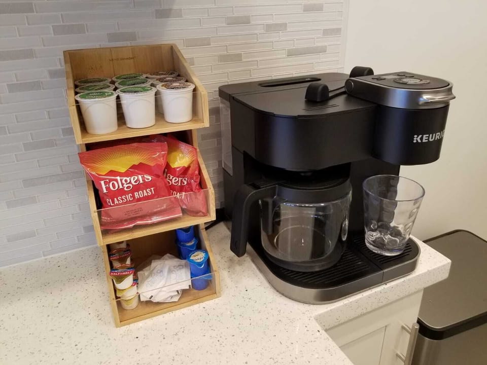 Keurig coffee maker for making pot or single serve coffee