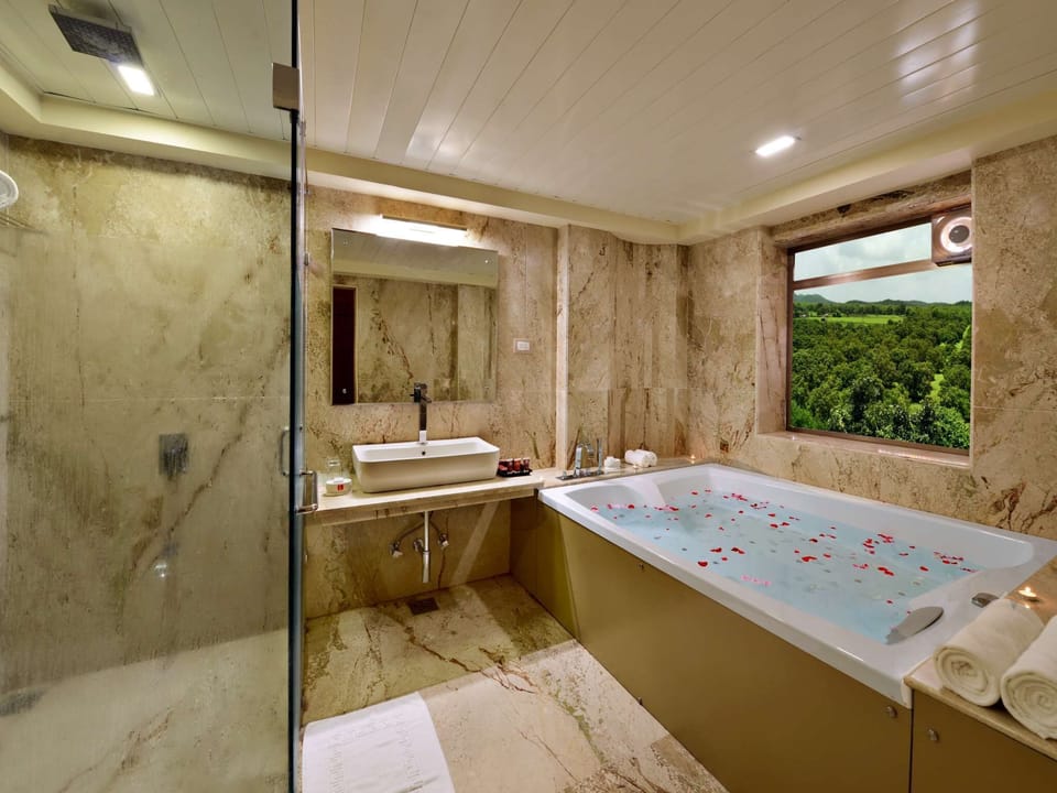Suite, 1 Double Bed | Bathroom | Shower, free toiletries, hair dryer, towels