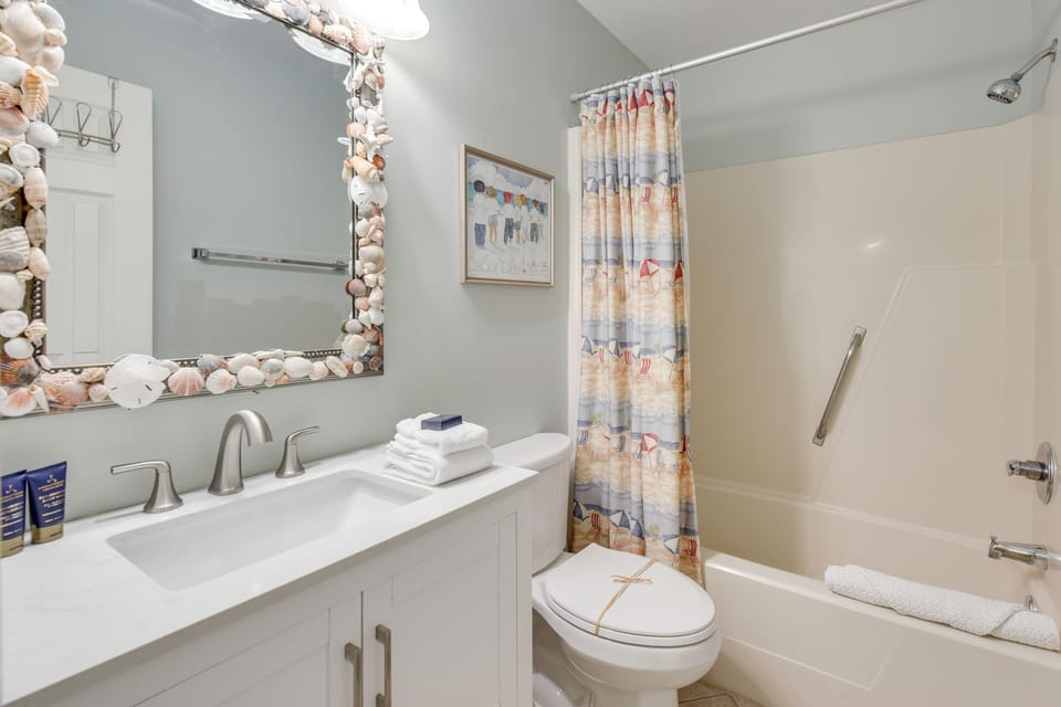 Full Bathroom | Towels Provided