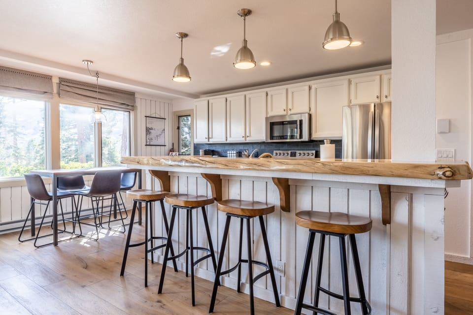 Fully Equipped Kitchen / Kitchen Bar with 4 Stools / Dining Table for 4