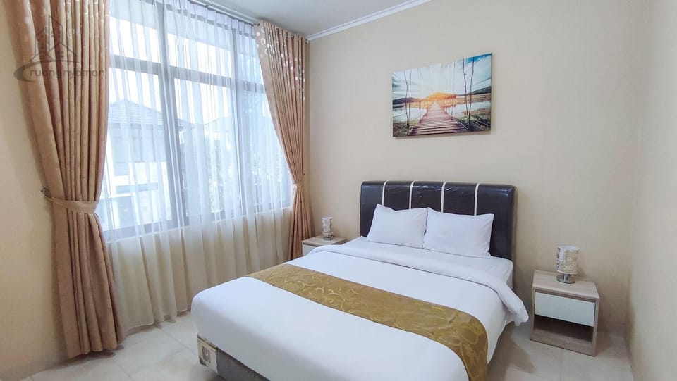 Suite Room | Desk, free WiFi, bed sheets