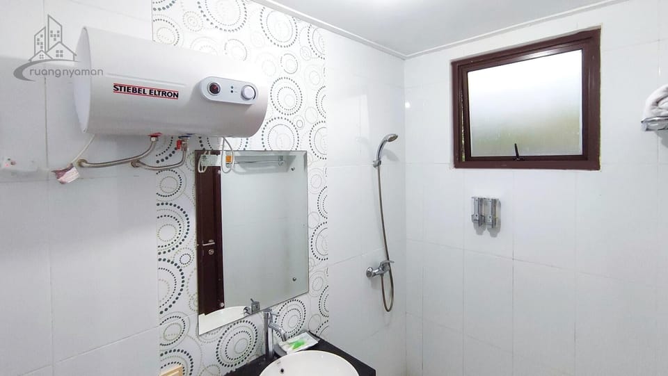 Suite Room | Bathroom | Shower, free toiletries, towels, soap