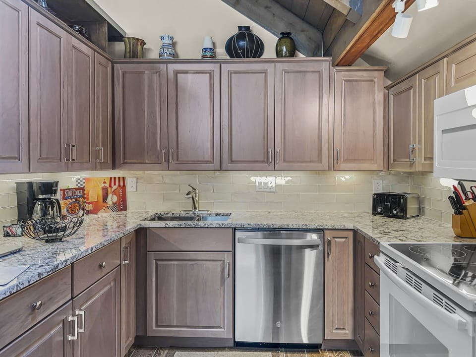 Townhome, 4 Bedrooms | Private kitchen | Coffee/tea maker, fridge, oven, toaster