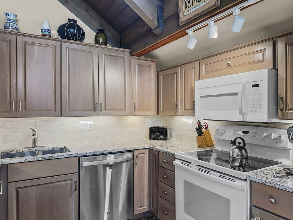 Townhome, 4 Bedrooms | Private kitchen | Coffee/tea maker, fridge, oven, toaster