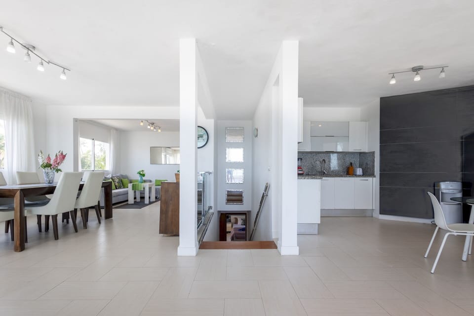 Quality amenities, including linen, towels, potable water, and hot water.