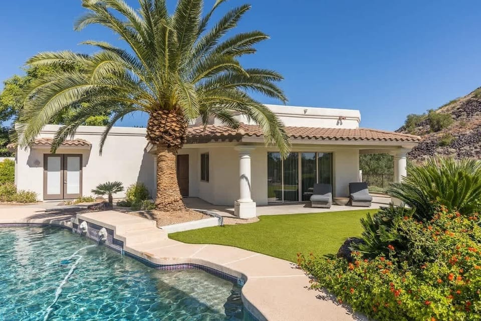 Detached guest house by the pool with amazing mountain views.