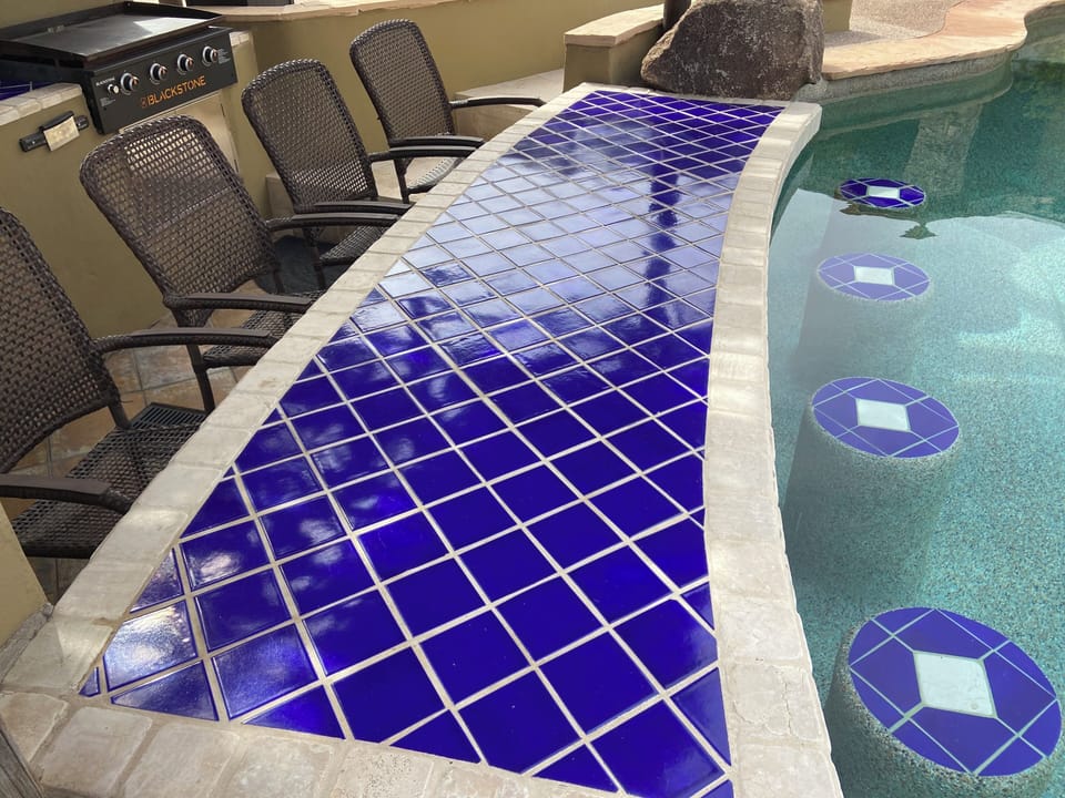 Seats for 4 at the swim-up bar. 