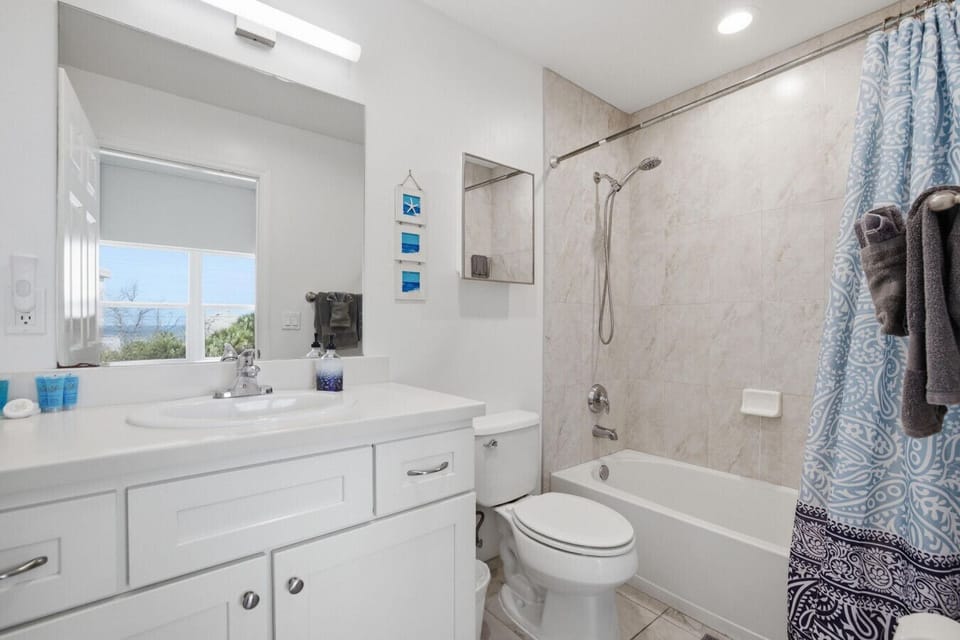 Primary Bathroom with Tub/Shower Combo - Private Ensuite for Added Comfort