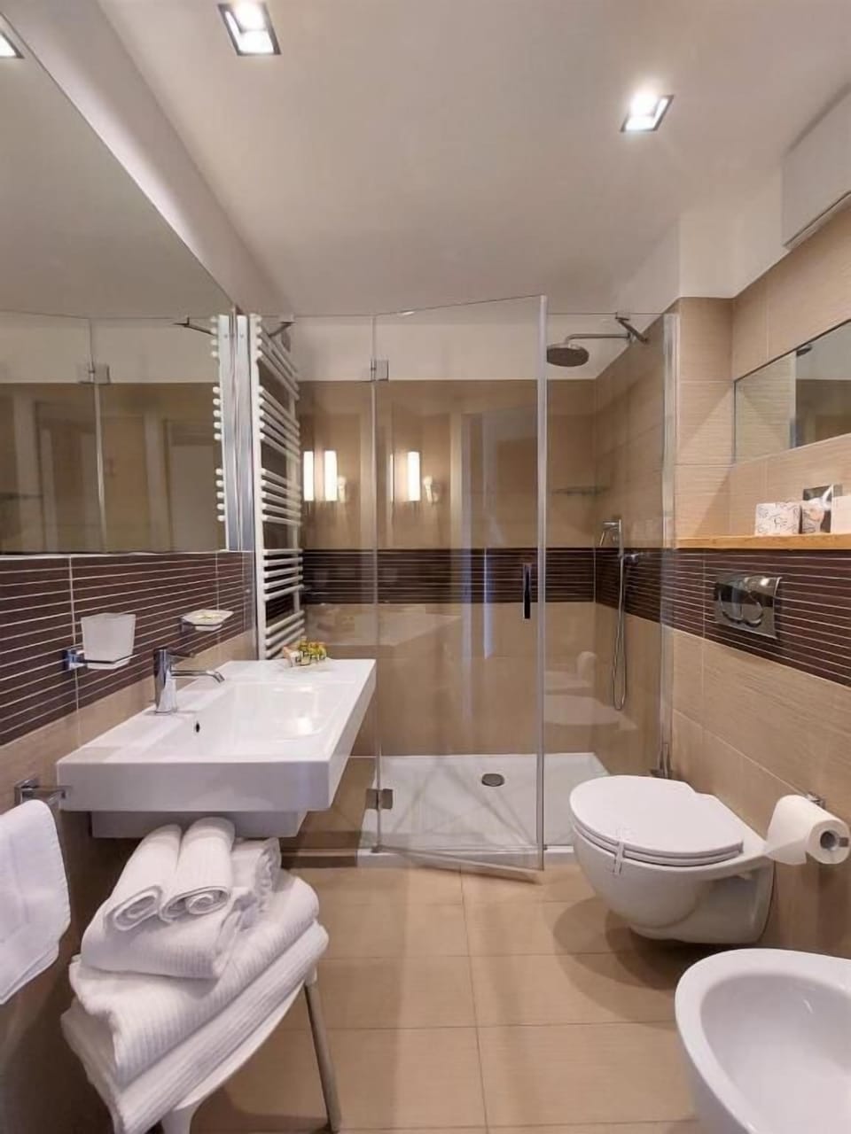 Shower, rainfall showerhead, free toiletries, hair dryer