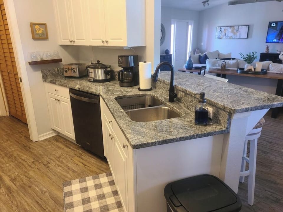 new granite counters in kitchen