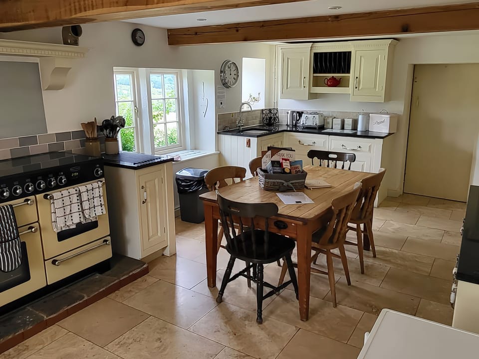 Cottage | Private kitchen | Fridge, microwave, dishwasher, electric kettle