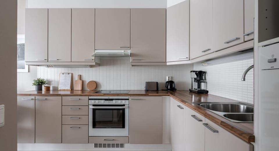 Elite Room | Private kitchen | Full-size fridge, microwave, oven, stovetop