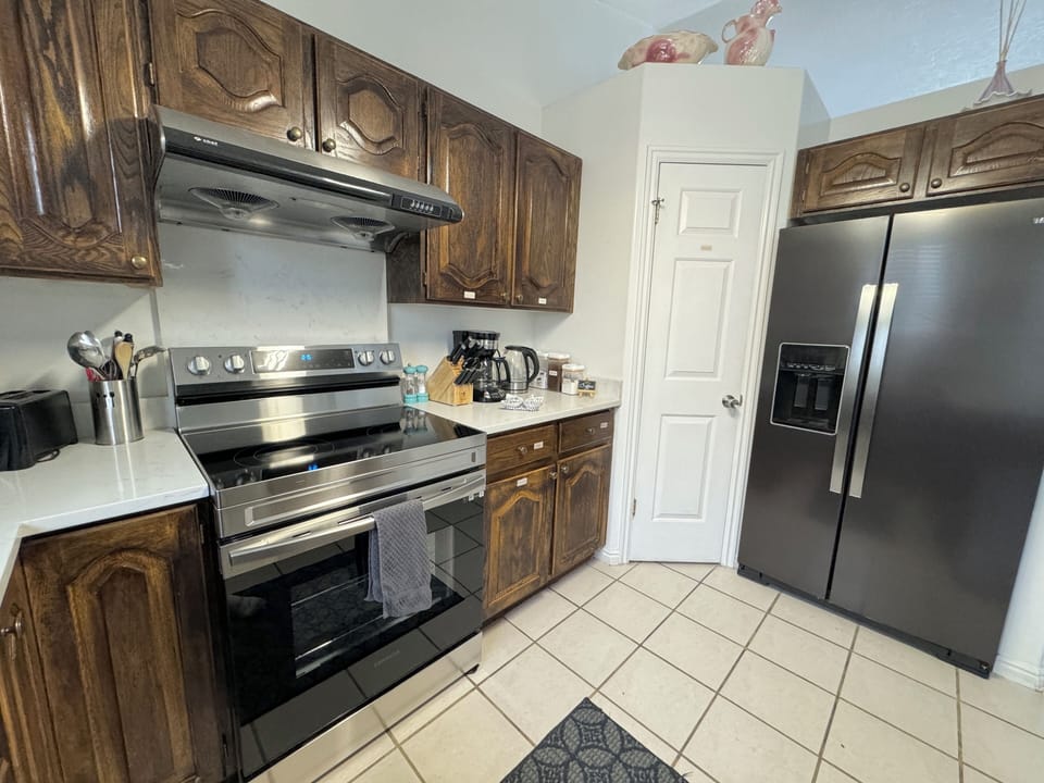 Kitchen w/ brand new kitchen appliances