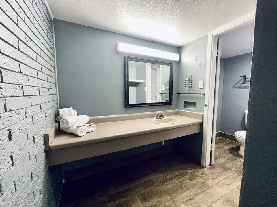 Combined shower/tub, free toiletries, hair dryer, towels