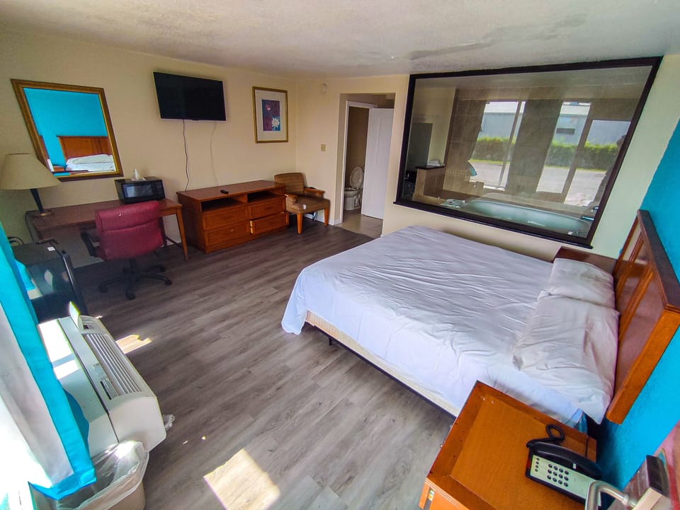Exclusive Room, 1 King Bed, Non Smoking, Jetted Tub | Desk, WiFi (free), bed sheets