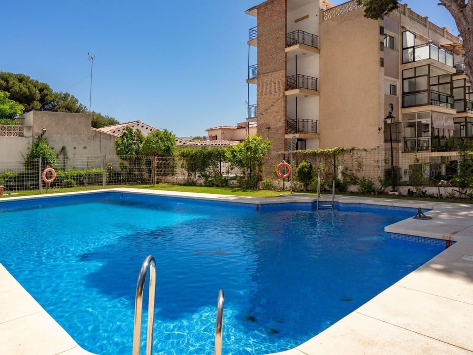 Water, Plant, Building, Daytime, Property, Sky, Blue, Window, Swimming Pool, Azure