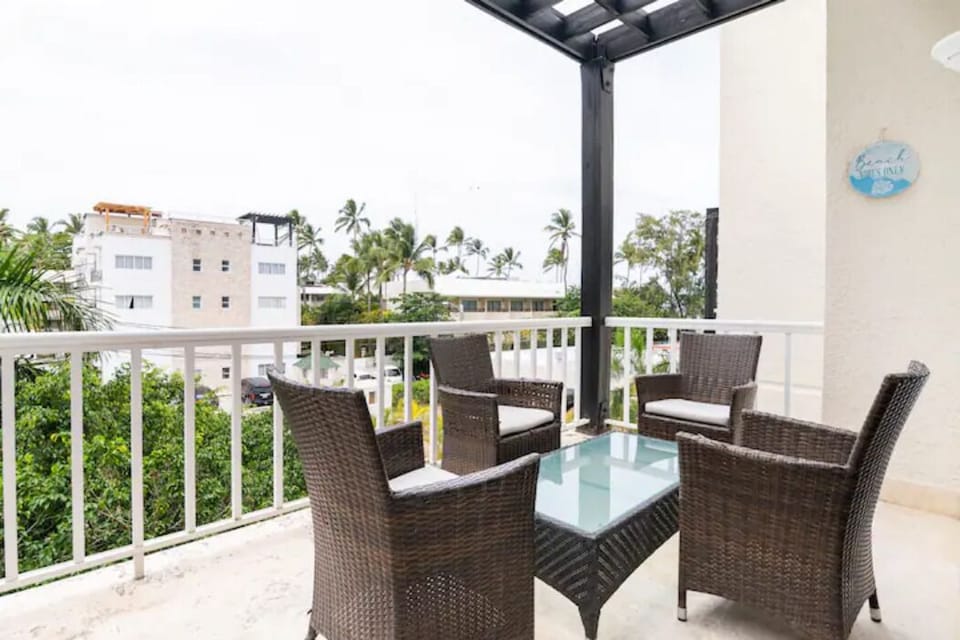 The spacious and private balcony to enjoy the frieze of the sea