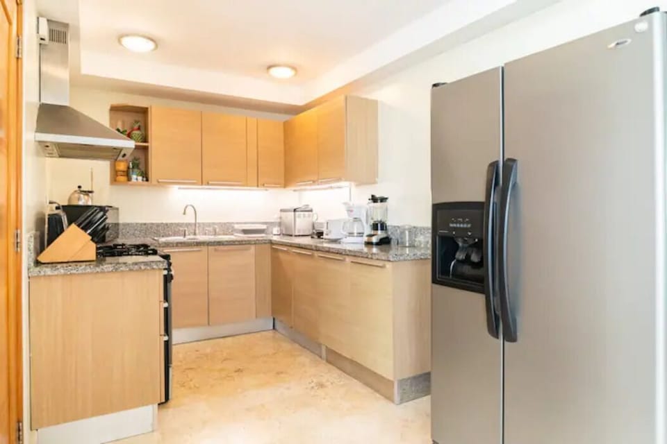 KITCHEN: With stove, fridge, microwave, toaster, fryer 