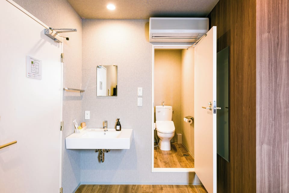 Basic Double Room, Non Smoking | Bathroom | Shower, free toiletries, hair dryer, bidet