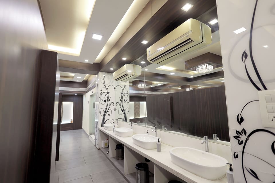 Shower, rainfall showerhead, towels