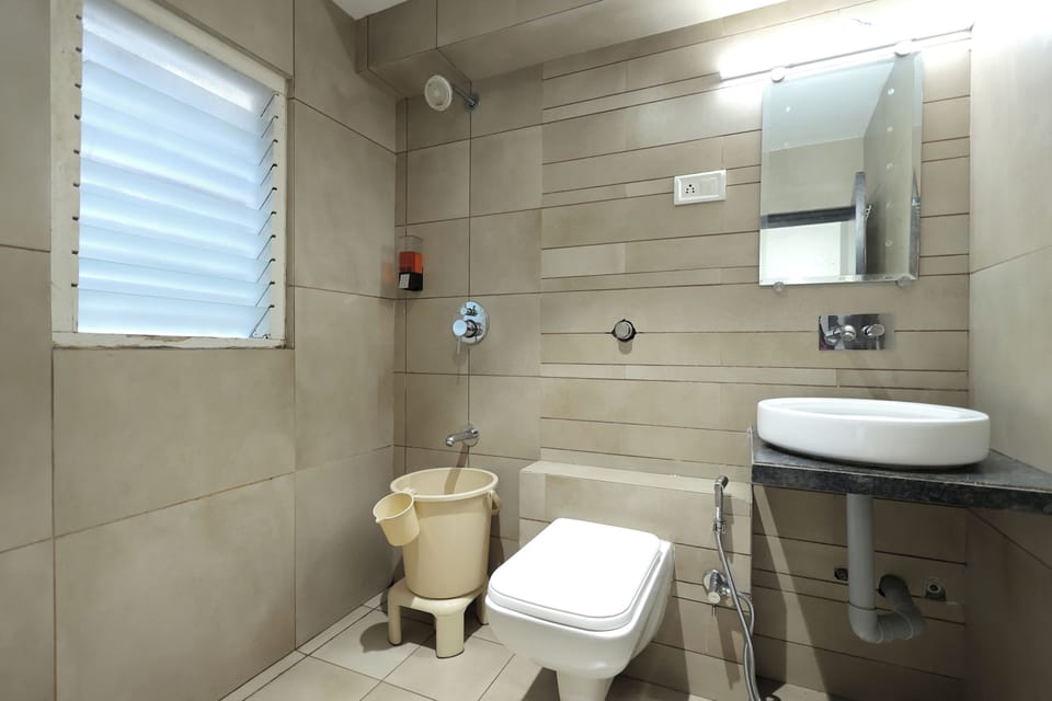 Budget Room | Bathroom | Shower, rainfall showerhead, towels
