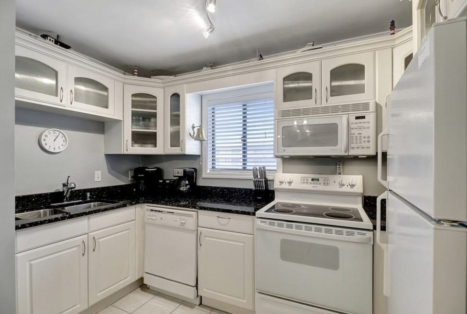 Villa, 2 Bedrooms | Private kitchen | Fridge, oven, coffee/tea maker, toaster