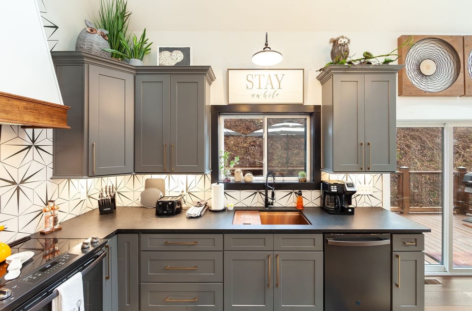 Cabin, 3 Bedrooms | Private kitchen | Fridge, oven, coffee/tea maker, toaster