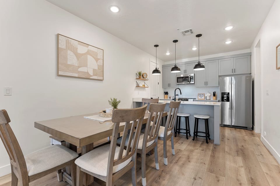 Dining Area & Fully Equipped Kitchen