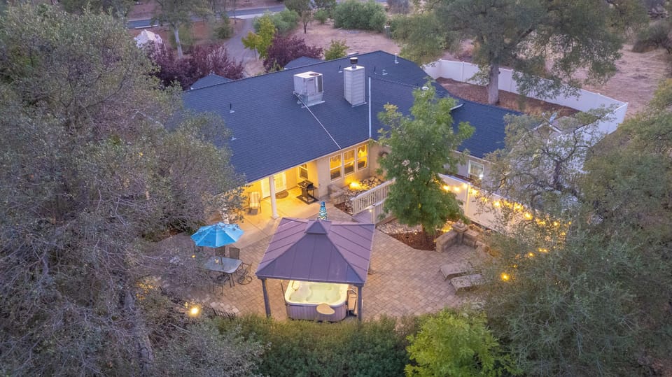 Spacious, cobblestone patio with hot tub, 3 full tables, 2 lounge chairs, bbq 