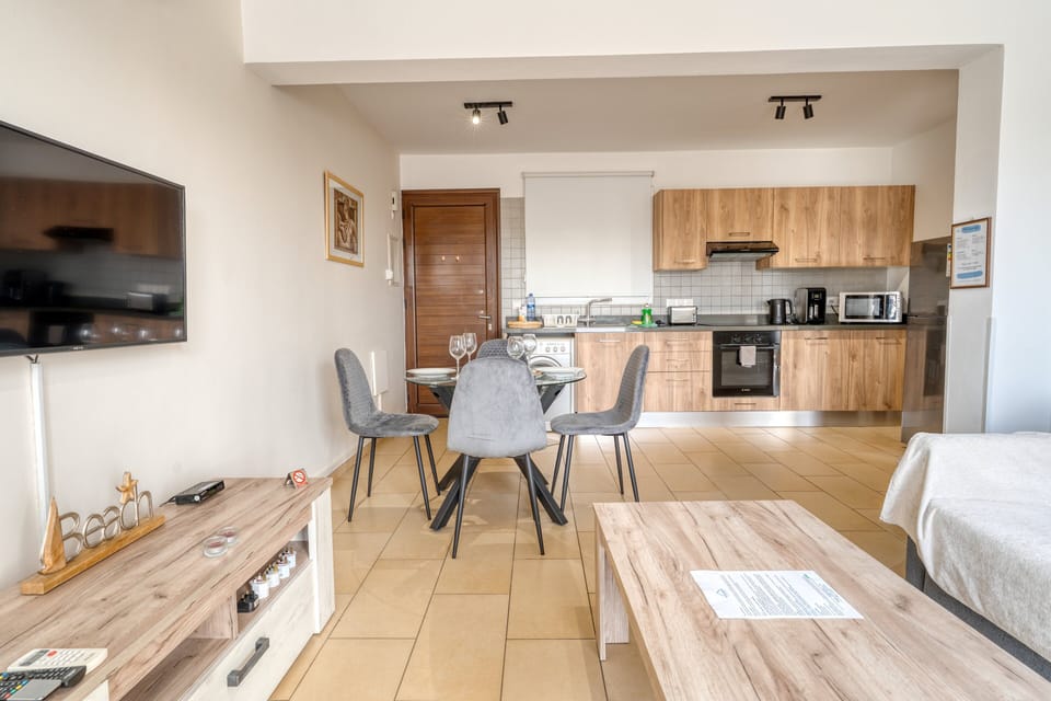 Superior Apartment, 1 Bedroom, Pool View | In-room dining