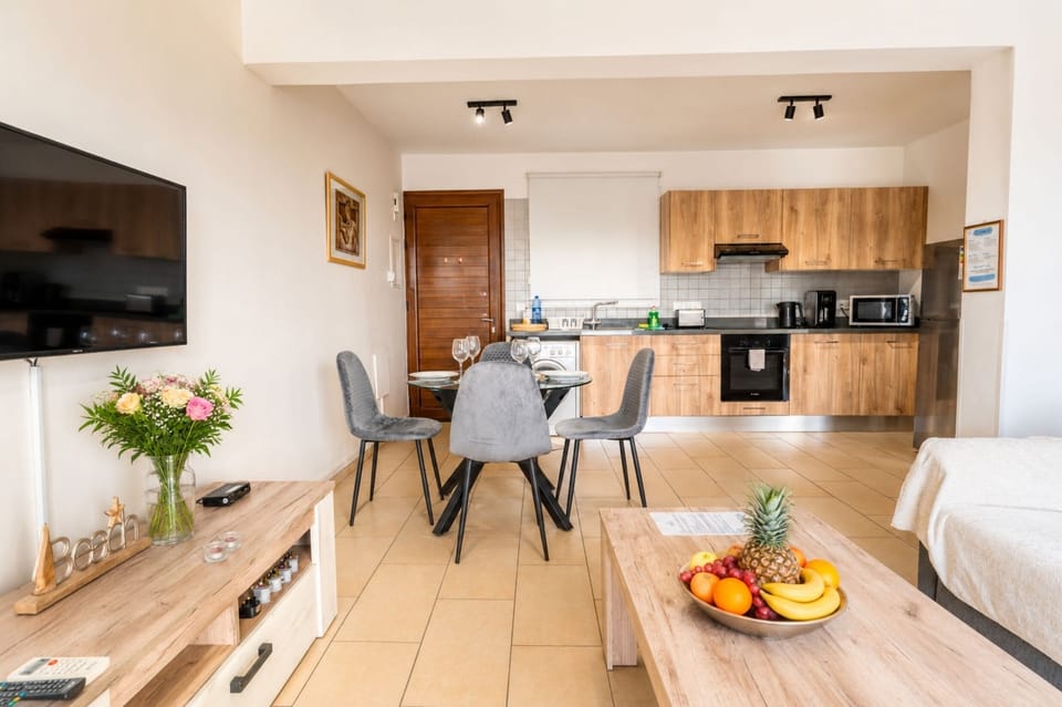 Superior Apartment, 1 Bedroom, Pool View | In-room dining