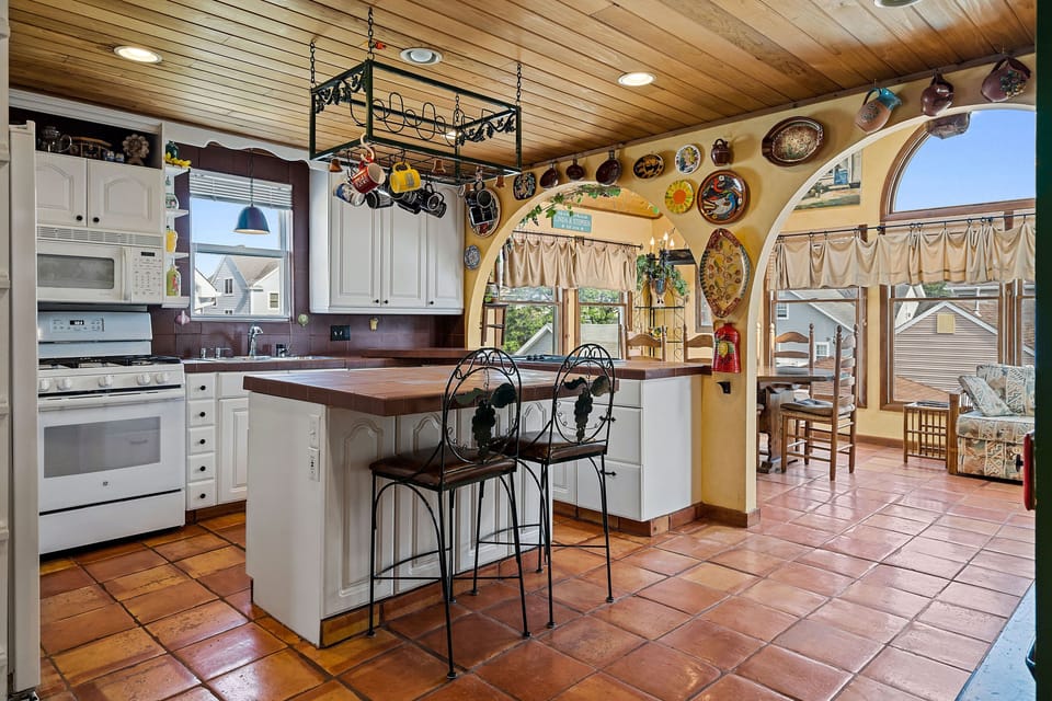 2ND FLOOR CHEF KITCHEN PIC 2