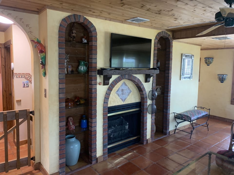 2ND FLOOR LIVING ROOM & TV