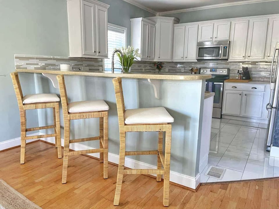 In addition to the dining table, you can seat another three guests at the kitchen bar