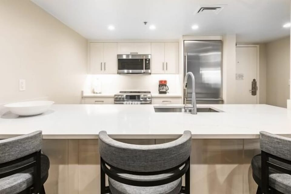 Large functional kitchen with high end appliances