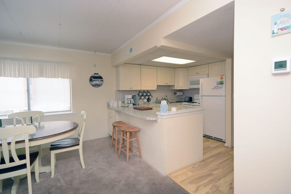 Anchorage II 201 Dining & Kitchen area