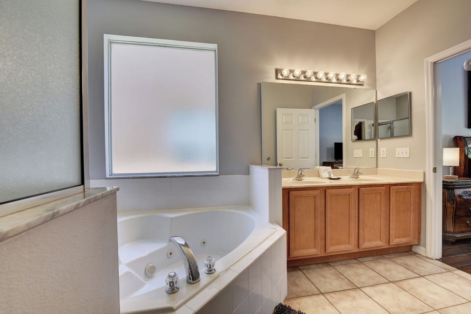 Main Floor Master Ensuite