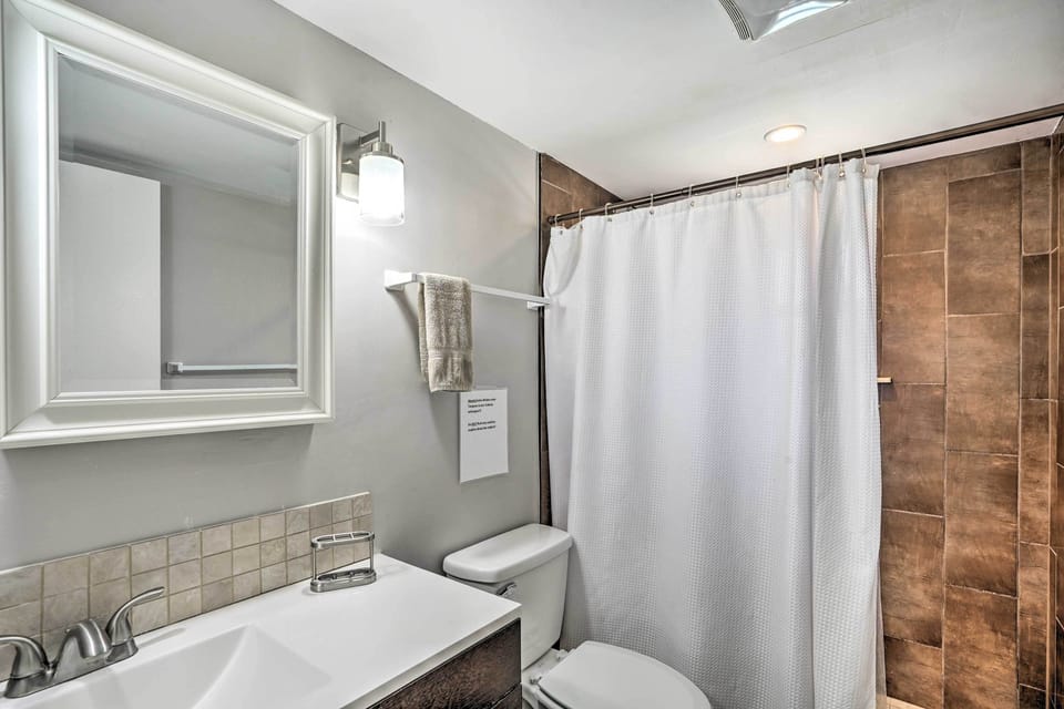 Full Bathroom | Towels Provided | Complimentary Toiletries