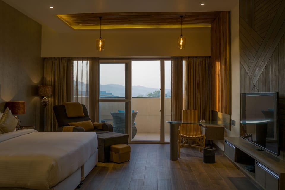 Executive Room | In-room safe, desk, blackout drapes, iron/ironing board