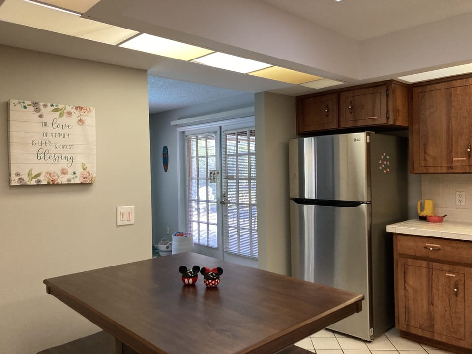Kitchen table with 4 stools