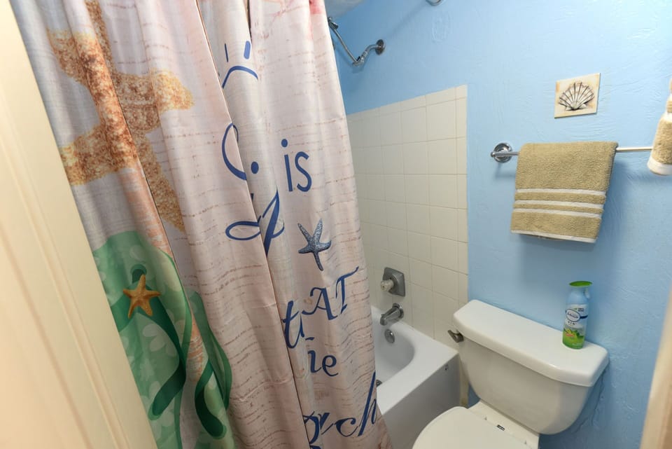 BATHROOM WITH SHOWER/TUB.