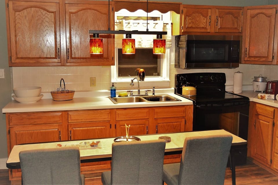 Apartment, 2 Bedrooms, Patio | Private kitchen | Microwave, stovetop, coffee/tea maker