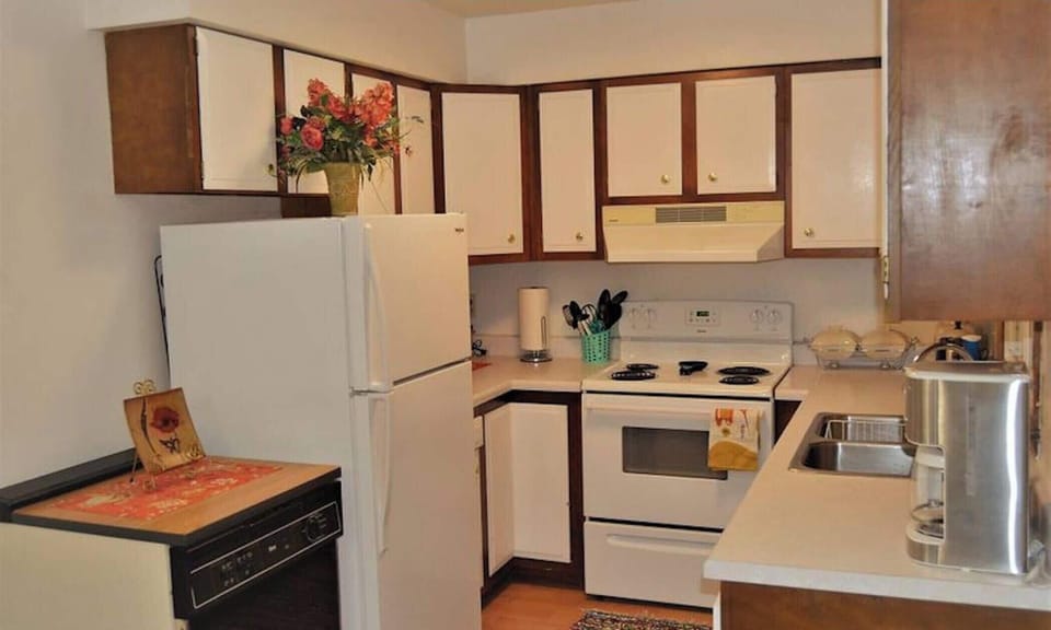 Apartment, 2 Bedrooms, Balcony | Private kitchen | Coffee/tea maker