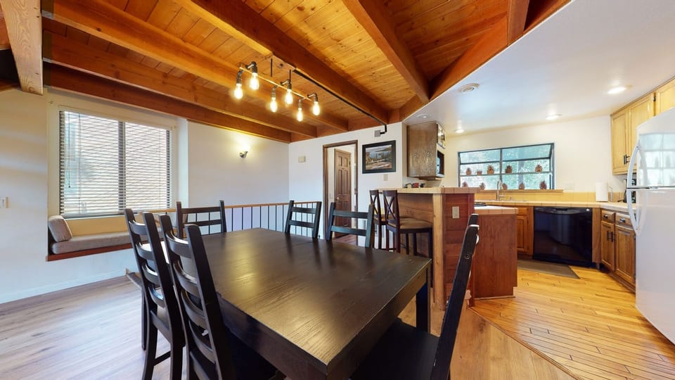 Condo, 2 Bedrooms | Dining