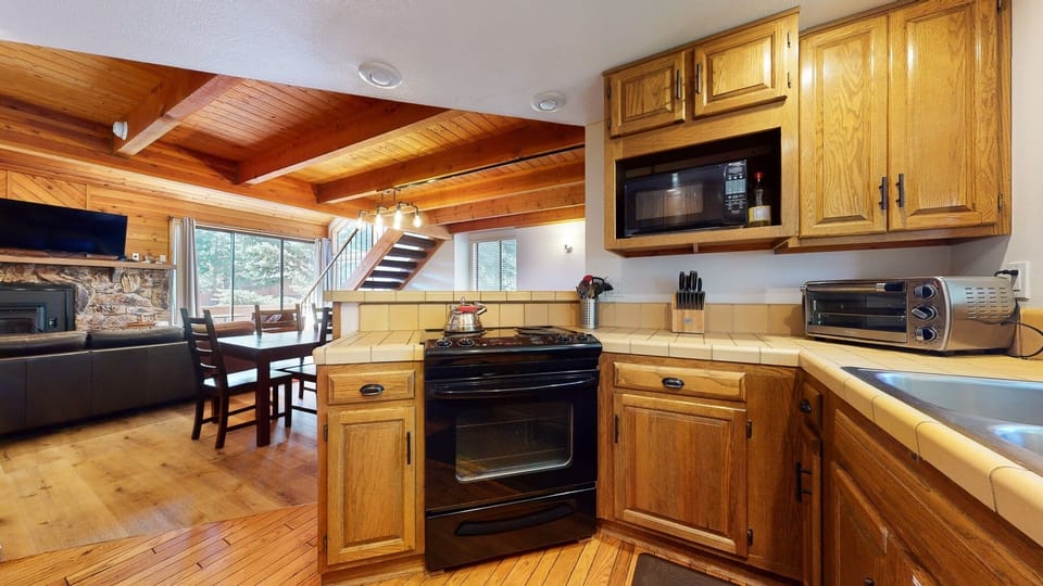 Condo, 2 Bedrooms | Private kitchen | Fridge, oven, coffee/tea maker, toaster