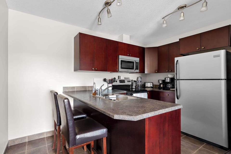Suite, 1 Queen Bed, Non Smoking, Kitchen (Full Kitchen) | Desk, laptop workspace, blackout drapes, individually furnished