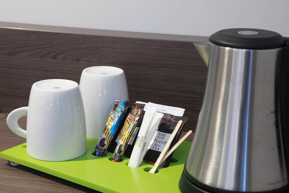 Coffee/tea maker, electric kettle