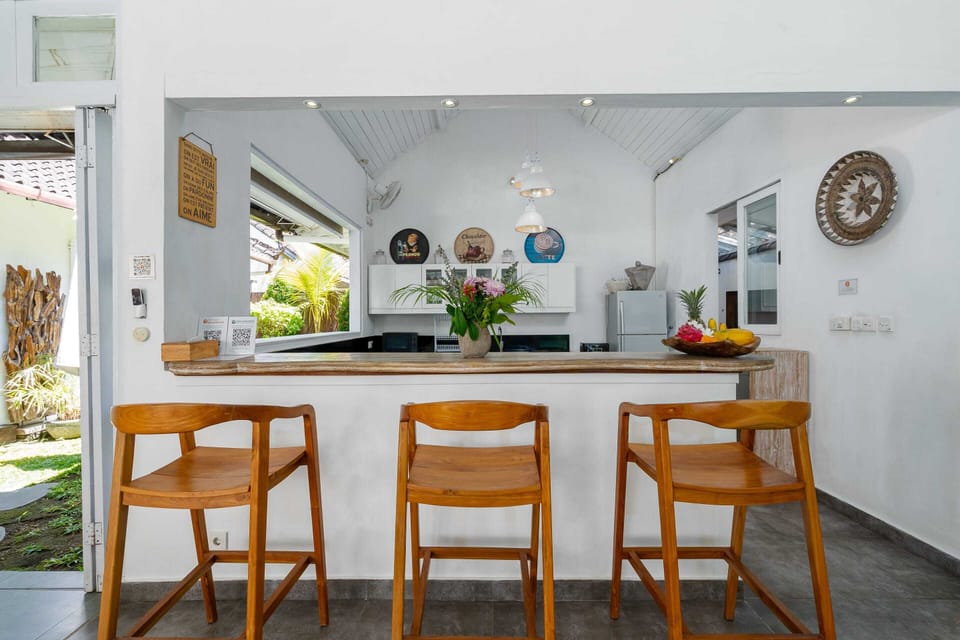 Basic Villa, Multiple Beds | Dining